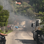 Moradores bloqueiam rua e protestam por falta de energia na Vila Planetária, em Japeri
