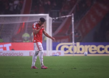 Zagueiro do Inter pede desculpas após lance que fraturou perna de Gabriel Pec