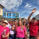 Cinco mil moradores vão às ruas de Japeri em ato de apoio à prefeita Fernanda Ontiveros e ao vice Carlos Januário