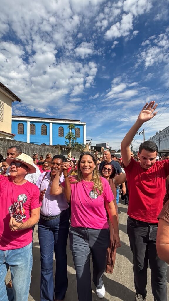 Cinco mil moradores vão às ruas de Japeri em ato de apoio à prefeita Fernanda Ontiveros e ao vice Carlos Januário
