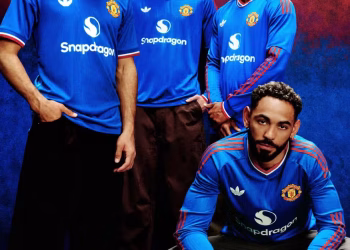 Manchester United lança uniforme azul inspirado em conquistas históricas