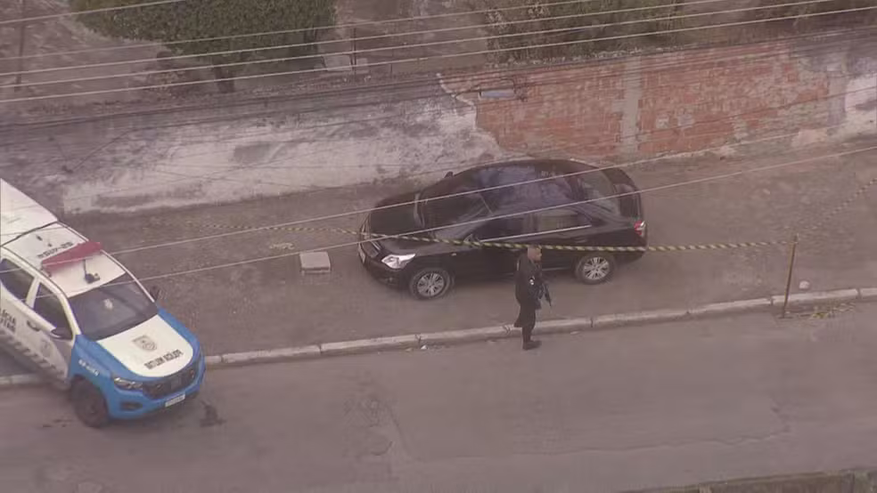 Dois corpos são encontrados dentro de carro abandonado em Marechal Hermes