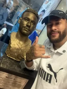 Santos homenageia Neymar com busto, mas iniciativa divide opiniões nas redes sociais