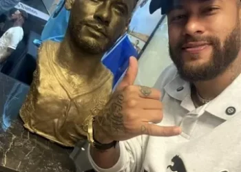 Santos homenageia Neymar com busto, mas iniciativa divide opiniões nas redes sociais