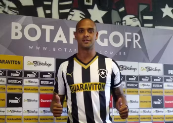 Ex-jogador do Botafogo morre após queda de muro durante ventania no Rio