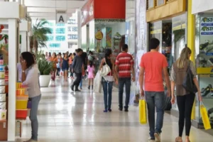 Vendas no varejo ficam praticamente estáveis em maio, com alta de 0,1%, aponta IBGE