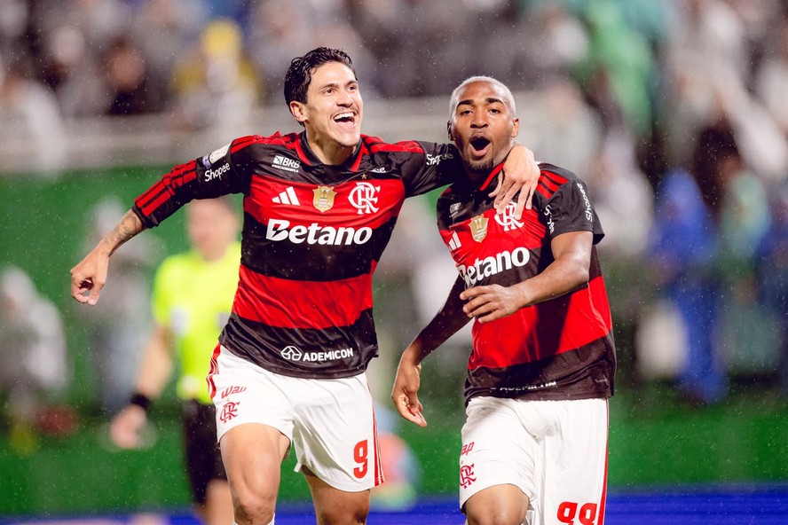 Pedro comemora gol com Lorran no Flamengo