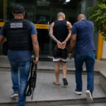 Suspeito de integrar milícia é preso durante cobrança de “taxa de segurança” em Japeri