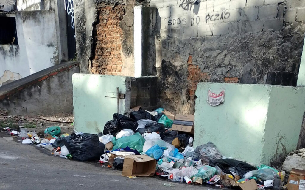 Moradores ainda enfrentam acúmulo de lixo em São Gonçalo após paralisação de garis