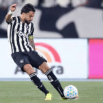 Botafogo estende contrato de Alex Telles até 2028