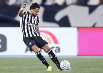 Botafogo estende contrato de Alex Telles até 2028