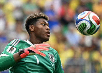 PSG encaminha contratação de goleiro japonês que brilhou contra o Brasil