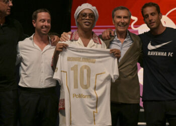 Ronaldinho Gaúcho volta a ser inscrito no futebol italiano e mira 300º gol