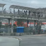Passageira é baleada dentro de ônibus durante confronto em Vila Kosmos