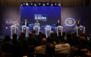 Primeiro debate pelo governo do Rio é marcado por ataques a Paes e confronto sobre segurança