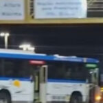 Operação da PM provoca bloqueios com ônibus na Gardênia Azul e deixa um suspeito morto