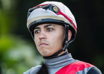 Jóquei de 27 anos morre após queda de cavalo durante prova na Gávea