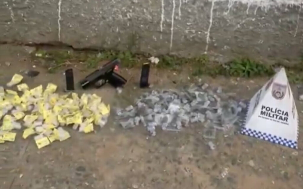 Polícia prende dois suspeitos e apreende arma e drogas durante operação na Chatuba, em Mesquita