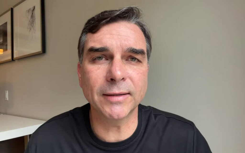 Flávio Bolsonaro critica ausência de Lula em debate, apesar de também não ter comparecido