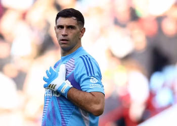 Chelsea negocia contratação do goleiro Dibu Martínez, do Aston Villa