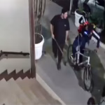 Ciclista morre após linchamento em Copacabana; câmeras registraram agressões