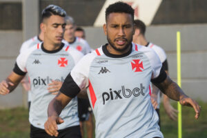 Jair sofre lesão na coxa e deve desfalcar o Vasco por um mês