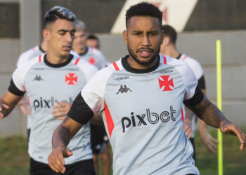 Jair sofre lesão na coxa e deve desfalcar o Vasco por um mês