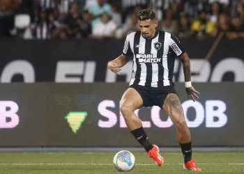 Tiquinho Soares desembarca no Rio para acertar retorno ao Botafogo