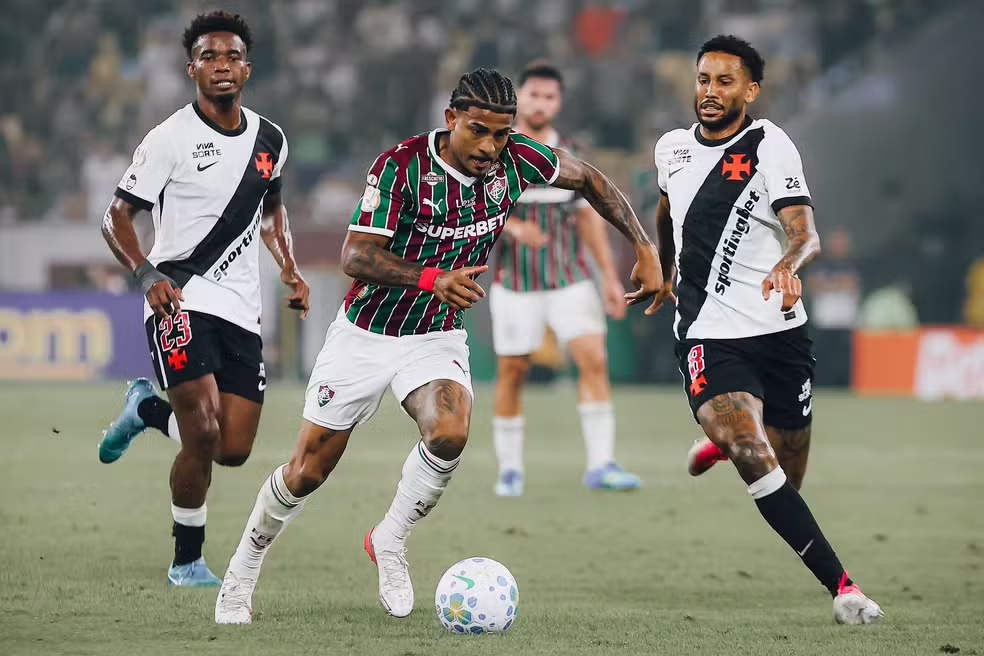 John Kennedy rompe ligamento do joelho e será operado pelo Fluminense