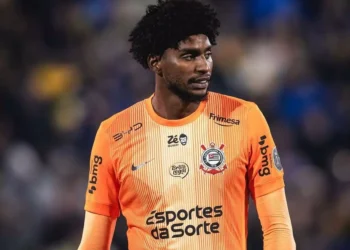 Hugo Souza denuncia racismo durante jogo do Corinthians na Argentina