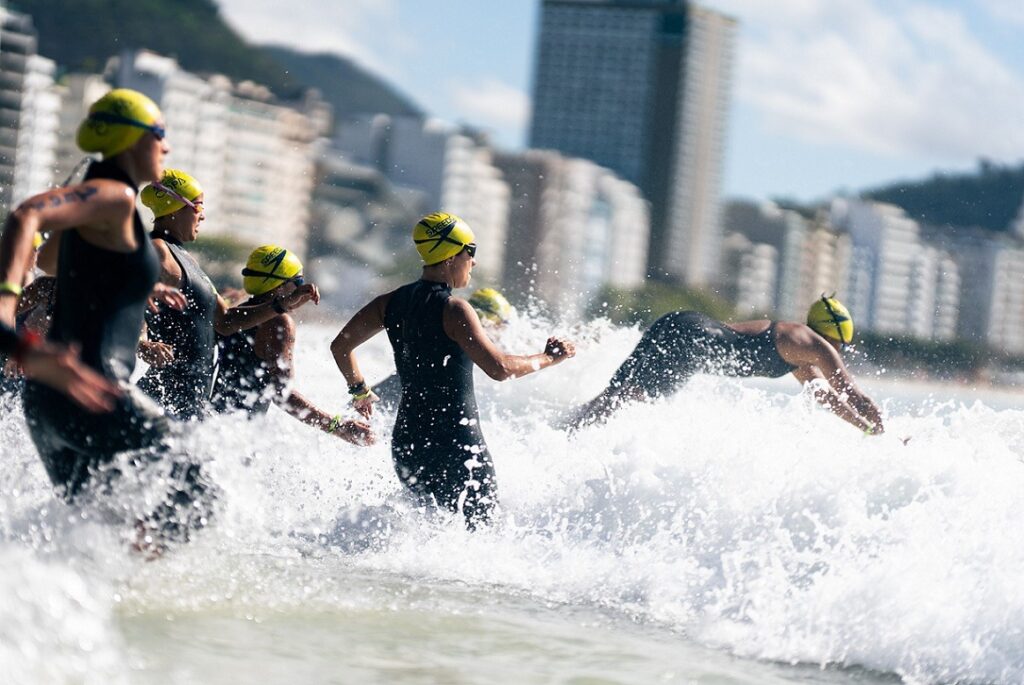 Travessia de Copa reúne atletas de todo o país em águas abertas em Copacabana