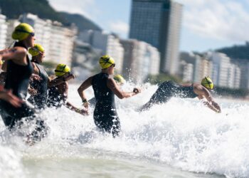 Travessia de Copa reúne atletas de todo o país em águas abertas em Copacabana