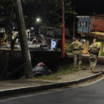 Perseguição da PRF termina com viatura capotada e tiros na entrada de Queimados