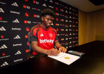 Manchester United contrata Carlos Baleba por R$ 456 milhões