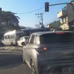 Criminosos atravessam cinco ônibus em rua durante operação da PM na Cidade de Deus