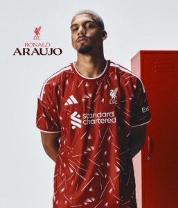 Liverpool reforça defesa com chegada de Ronald Araújo por empréstimo