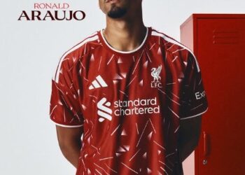 Liverpool reforça defesa com chegada de Ronald Araújo por empréstimo