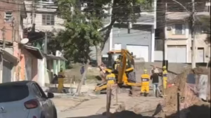 Obra da Prefeitura é paralisada após empresa denunciar cobrança de R$ 20 mil por traficantes