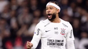 Memphis Depay chega ao Brasil para concluir renovação com o Corinthians