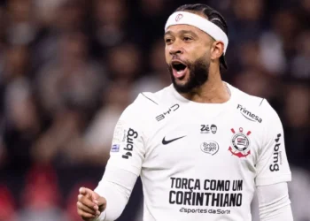 Memphis Depay chega ao Brasil para concluir renovação com o Corinthians