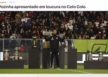 Festa com cerca de 30 mil torcedores, shows, pirotecnia e um paraquedista chamou a atenção de veículos de vários países