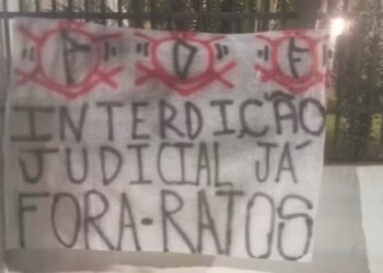 Torcedores protestam na casa do presidente do Corinthians e pedem saída do dirigente