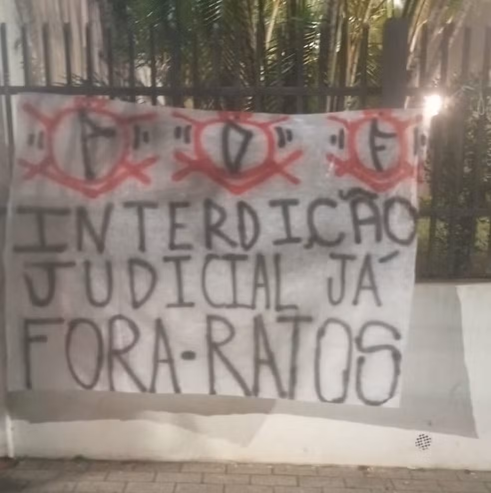 Torcedores protestam na casa do presidente do Corinthians e pedem saída do dirigente