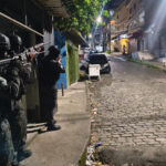 PM apreende arma e drogas durante operação em comunidade de Jacarepaguá
