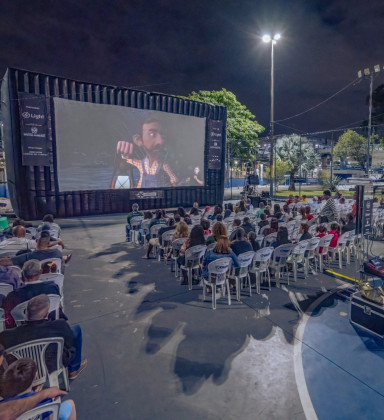 Praça de Varre-Sai vira cinema a céu aberto com sessões gratuitas, audiodescrição e pipoca