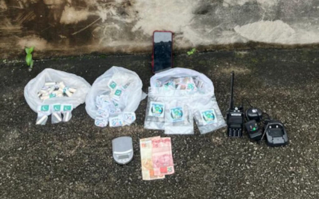 PM prende suspeito de tráfico e apreende drogas na comunidade da Mina, em Nilópolis