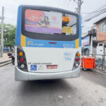 Criminosos usam ônibus para bloquear estrada na Cidade de Deus