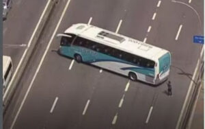 Ônibus que levavam estudantes são usados para bloquear a Linha Vermelha