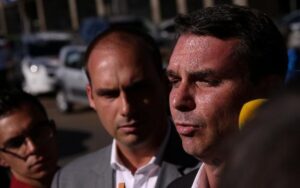 PT aciona TSE contra Flávio e Eduardo Bolsonaro por suposta interferência estrangeira