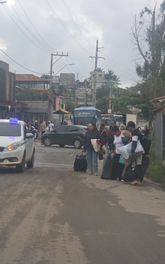 Fiscalização autua cerca de 50 ônibus de turismo no Baixo Grande, em São Pedro da Aldeia
